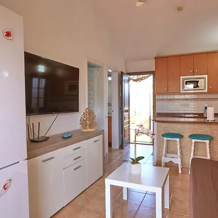 Bungalow: Shared Pool & Proximity Holiday home